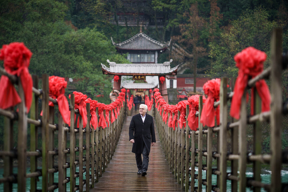 Bundespräsident Frank-Walter Steinmeier bei der Besichtigung eines historischen Bewässerungssystems in Dujiangyan anlässlich des Staatsbesuchs in der Volksrepublik China 