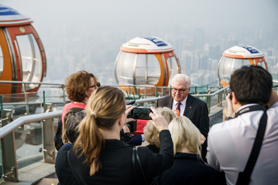 Bundespräsident Frank-Walter Steinmeier spricht mit Journalistinnen und Journalisten während eines Besuchs des Canton Towers in Kanton anlässlich des Staatsbesuchs in der Volksrepublik China 