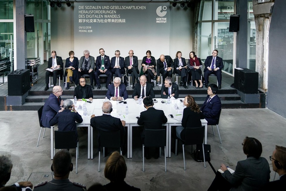 Bundespräsident Frank-Walter Steinmeier bei einer Gesprächsrunde zum Thema "Die sozialen und gesellschaftlichen Herausforderungen des digitalen Wandels" im Goethe-Institut in Peking anlässlich des Staatsbesuchs in der Volksrepublik China