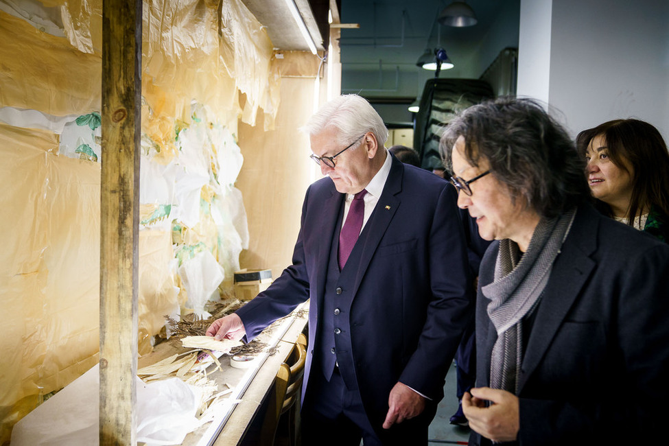 Bundespräsident Frank-Walter Steinmeier zu Besuch im Atelier des Künstlers XU Bing in Peking anlässlich des Staatsbesuchs in der Volksrepublik China