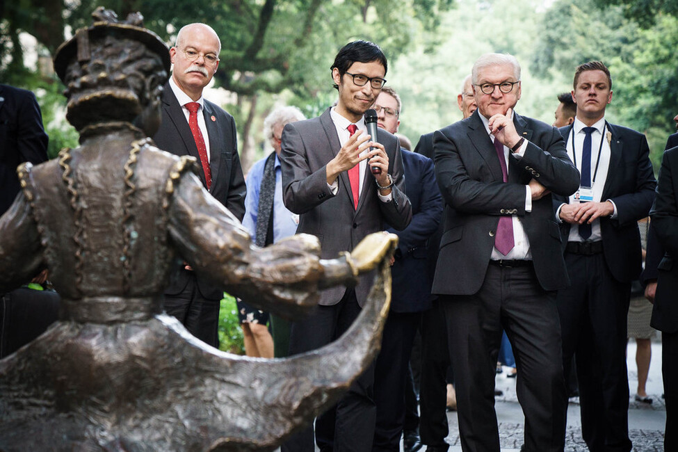 Bundespräsident Frank-Walter Steinmeier beim Spaziergang mit Herrn Chen Zhiwei über die Flussinsel Shamian anlässlich des Staatsbesuchs in der Volksrepublik China 