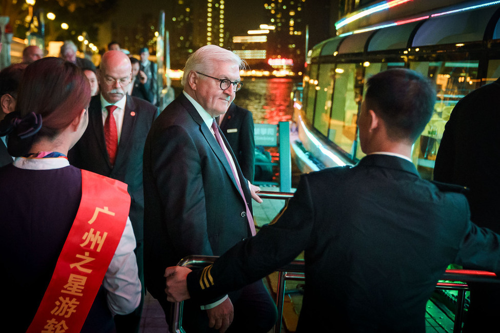 Bundespräsident Frank-Walter Steinmeier vor der Fahrt auf dem Perlfluss in Kanton anlässlich des Staatsbesuchs in der Volksrepublik China 