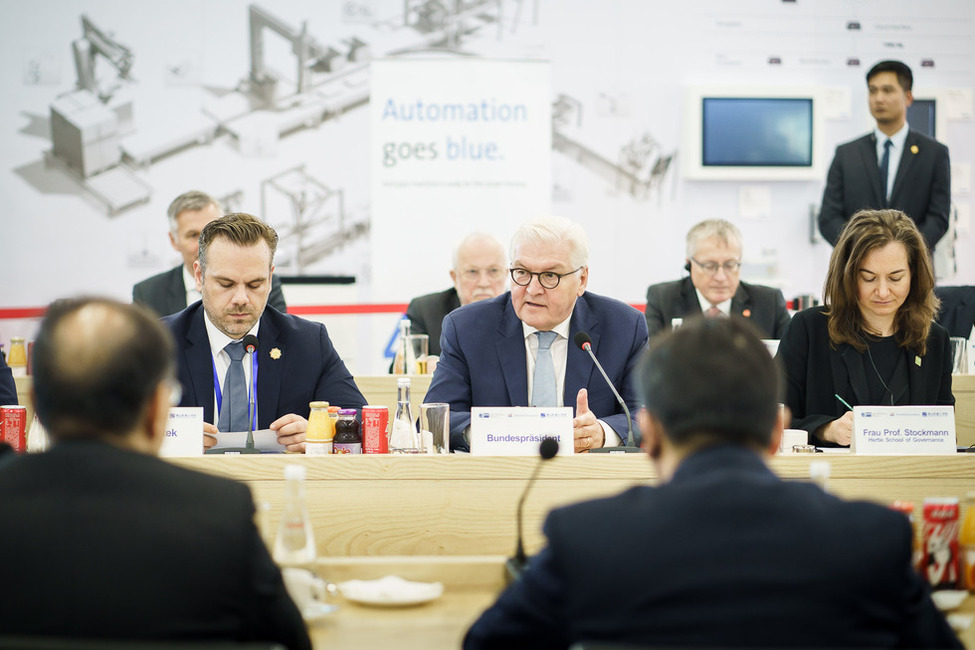 Bundespräsident Frank-Walter Steinmeier bei einer Gesprächsrunde zum Thema "Wirtschaftliche Entwicklungen durch die Digitalisierung" in Kanton anlässlich des Staatsbesuchs in der Volksrepublik China 