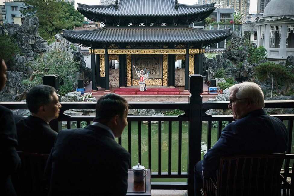 Bundespräsident Frank-Walter Steinmeier bei einer Operndarbietung auf der Freilichtbühne des Kanton-Oper-Museums in Kanton anlässlich des Staatsbesuchs in der Volksrepublik China 