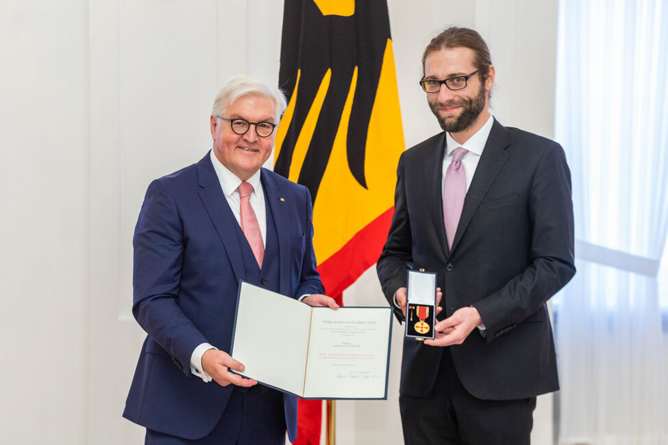 Bundespräsident Frank-Walter Steinmeier zeichnet unter dem Motto "Zukunft braucht Erinnerung" Jaroslav Ostrčilík mit dem Verdienstorden der Bundesrepublik Deutschland im Großen Saal in Schloss Bellevue aus