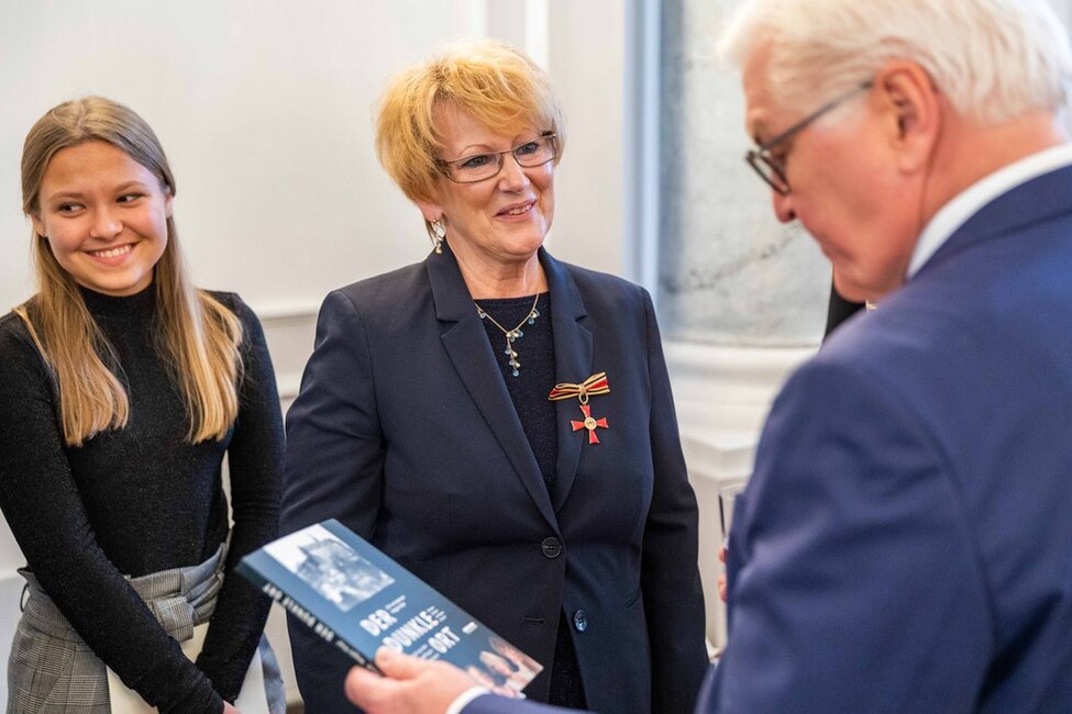 Bundespräsident Frank-Walter Steinmeier im Gespräch mit Heidrun Breuer bei der Verleihung des Verdienstordens der Bundesrepublik Deutschland unter dem Motto "Zukunft braucht Erinnerung" im Großen Saal in Schloss Bellevue