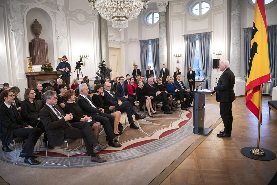 Bundespräsident Frank-Walter Steinmeier hält eine Rede bei der Verleihung der Verdienstorden an amtierende und ehemalige Ministerpräsidenten im Langhanssaal von Schloss Bellevue