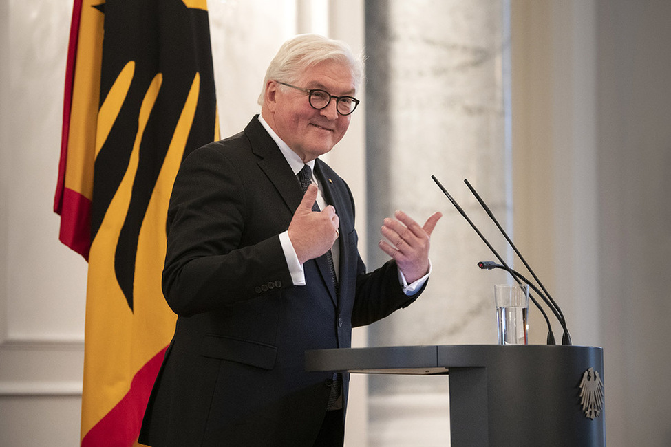 Bundespräsident Frank-Walter Steinmeier hält eine Rede bei der Verleihung der Verdienstorden an amtierende und ehemalige Ministerpräsidenten im Langhanssaal von Schloss Bellevue