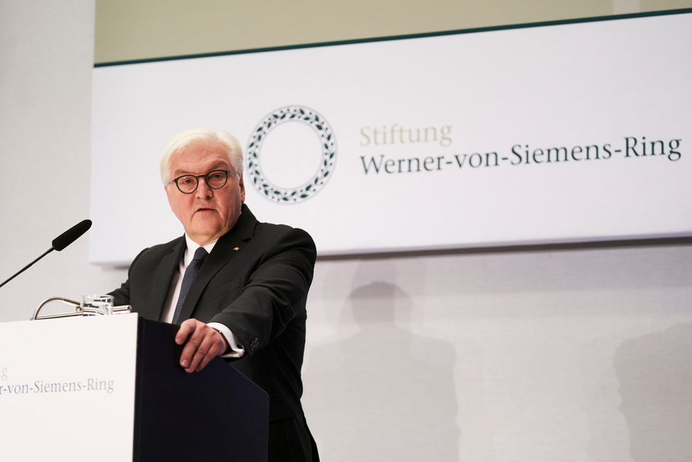 Bundespräsident Frank-Walter Steinmeier hält eine Laudatio auf Joachim Milberg und Hasso Plattner bei der Verleihung des Werner-von-Siemens-Rings in der Berlin-Brandenburgischen Akademie der Wissenschaften in Berlin