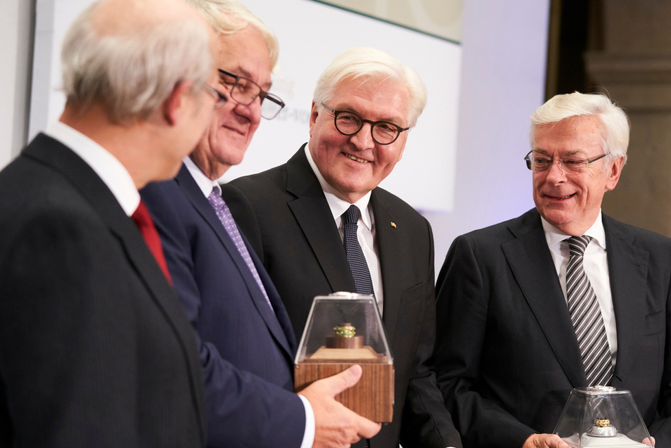 Bundespräsident Frank-Walter Steinmeier bei der Verleihung des Werner-von-Siemens-Rings an Hasso Plattner (2.v.l.) und Joachim Milberg (r.) in der Berlin-Brandenburgischen Akademie der Wissenschaften in Berlin