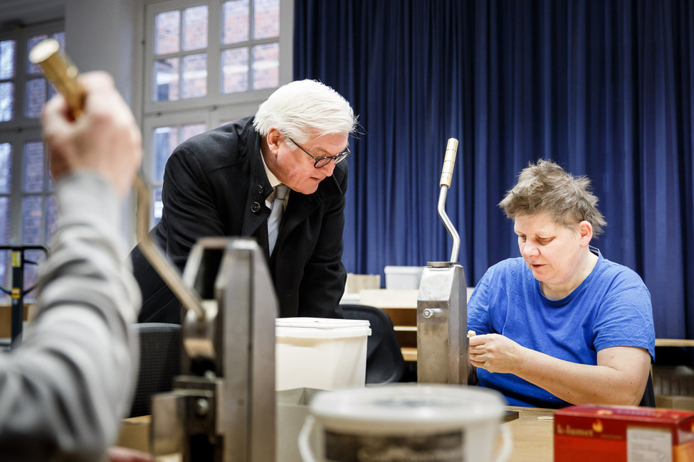 Bundespräsident Frank-Walter Steinmeier beim Besuch eines Werkstattraumes der Diakonischen Stiftung Das Rauhe Haus in Hamburg