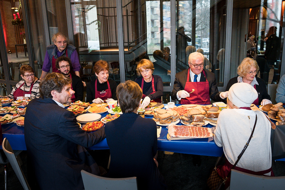 Bundespräsident Frank-Walter Steinmeier und Elke Büdenbender bei der Vorbereitung der Essensausgabe in der Wärmestube der Heilig-Kreuz-Kirche in Berlin