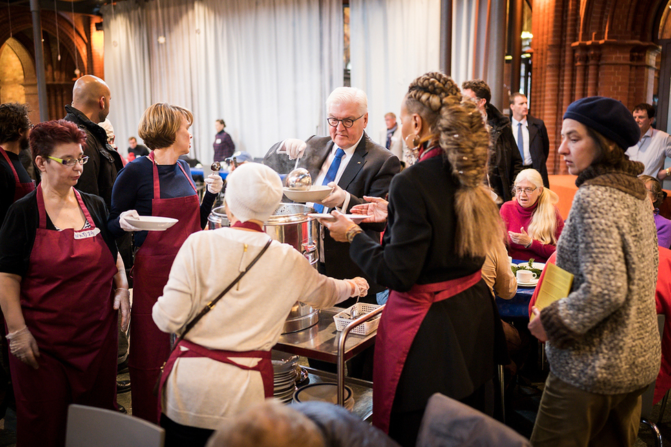 Bundespräsident Frank-Walter Steinmeier und Elke Büdenbender bei der Ausgabe der Suppe in der Wärmestube der Heilig-Kreuz-Kirche in Berlin