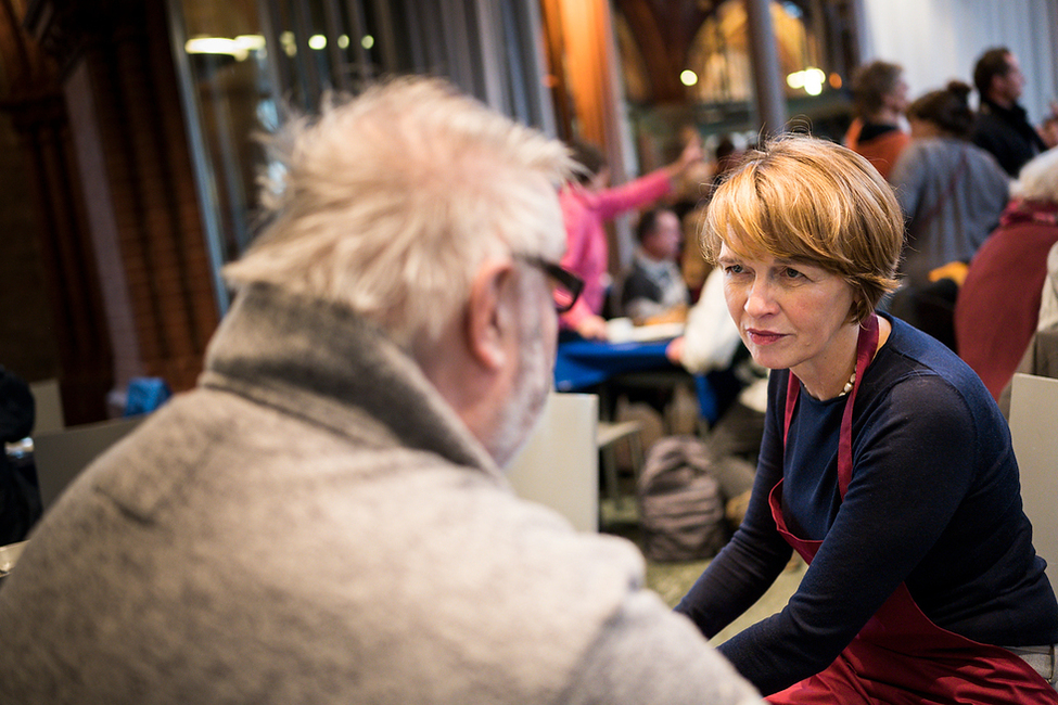 Elke Büdenbender im Gespräch einem Gast der Wärmestube der Heilig-Kreuz-Kirche in Berlin