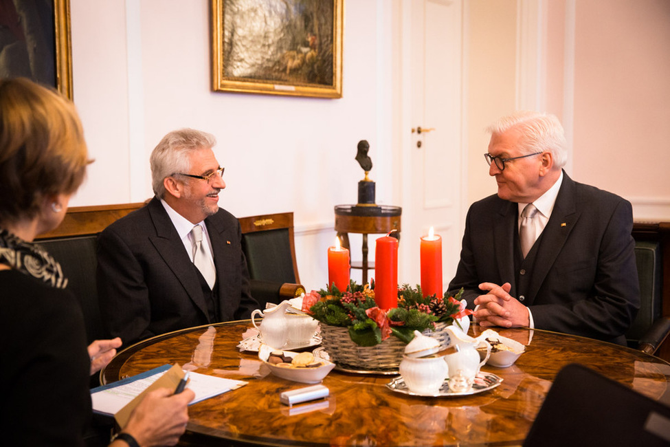 Bundespräsident Frank-Walter Steinmeier im Gespräch mit dem Botschafter der Republik Kolumbien, Hans Peter Knudsen Quevedo