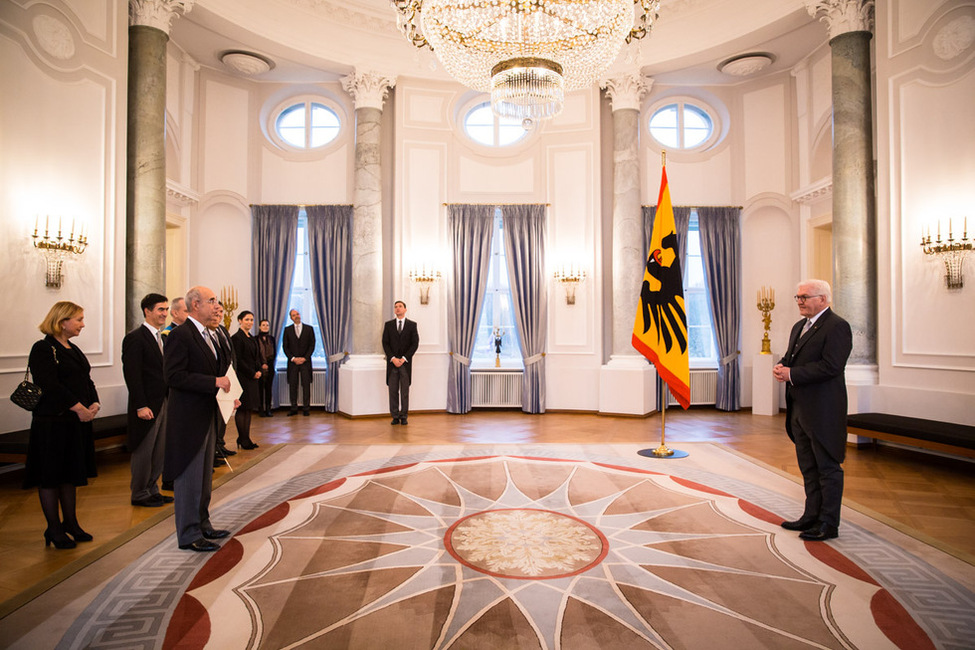 Bundespräsident Frank-Walter Steinmeier bei der Übergabe des Beglaubigungsschreibens des Botschafters der Republik Italien, Luigi Mattiolo im Langhanssaal in Schloss Bellevue