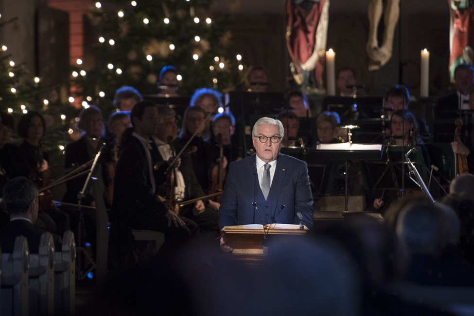 Bundespräsident Frank-Walter Steinmeier hält eine Ansprache in der ZDF-Sendung "Weihnachten mit dem Bundespräsidenten" in der Georgenkirche in Eisenach