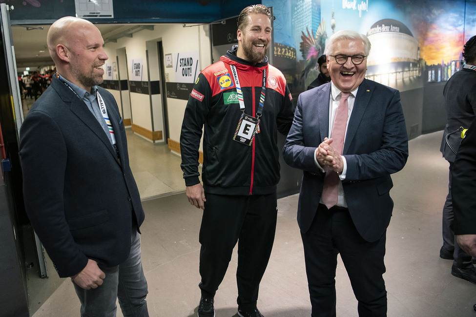 Bundespräsident Frank-Walter Steinmeier im Gespräch mit Oliver Roggisch, Teammanager der deutschen Handball-Nationalmannschaft der Männer, vor dem Eröffnungsspiel der Weltmeisterschaft in der Mercedes-Benz Arena