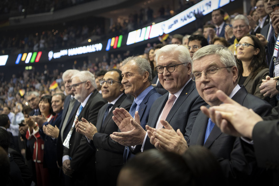 Bundespräsident Frank-Walter Steinmeier mit Hassan Moustafa, dem Präsidenten der Internationalen Handballföderation, und Thomas Bach, Präsident des Internationalen Olympischen Komitees bei der 26. Handball-Weltmeisterschaft in der Mercedes-Benz Arena