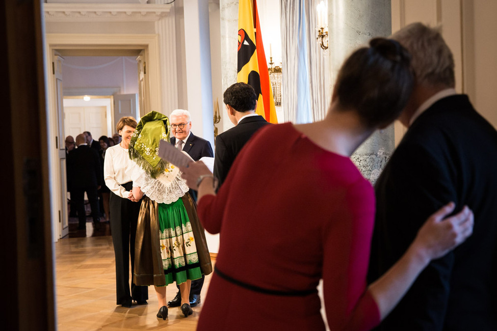 Bundespräsident Frank-Walter Steinmeier und Elke Büdenbender beim Defilee anlässlich des Neujahrsempfangs 2019 im Langhanssaal in Schloss Bellevue 