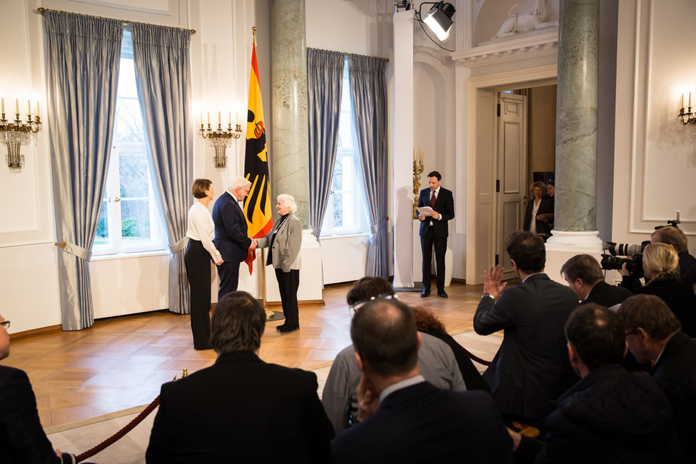 Bundespräsident Frank-Walter Steinmeier und Elke Büdenbender beim Defilee anlässlich des Neujahrsempfangs 2019 im Langhanssaal in Schloss Bellevue 