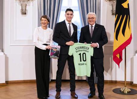 Bundespräsident Frank-Walter Steinmeier und Elke Büdenbender bei der Begegnung mit Majd Awad aus Hamburg beim Defilee anlässlich des Neujahrsempfangs 2019 im Langhanssaal in Schloss Bellevue 