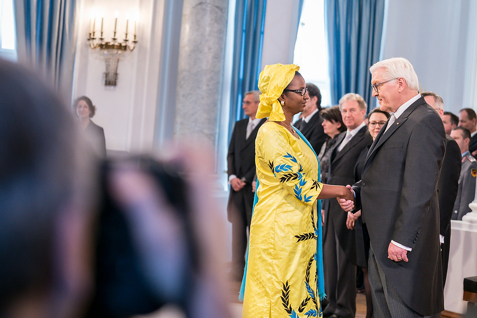 Bundespräsident Frank-Walter Steinmeier beim Defilee der Diplomaten im Langhanssaal anlässlich des Neujahrsempfangs für das Diplomatische Korps in Schloss Bellevue 