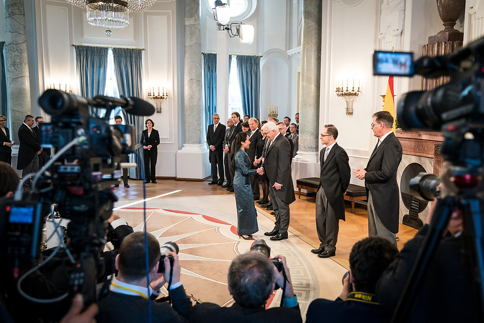 Bundespräsident Frank-Walter Steinmeier beim Defilee der Diplomaten im Langhanssaal anlässlich des Neujahrsempfangs für das Diplomatische Korps in Schloss Bellevue 