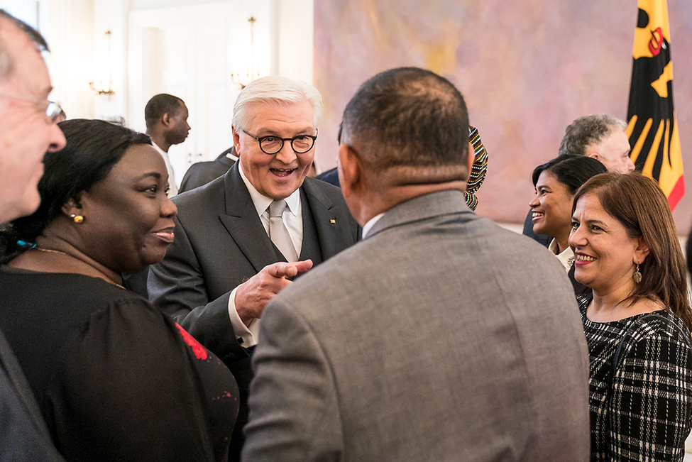 Bundespräsident Frank-Walter Steinmeier im Gespräch mit Diplomatinnen und Diplomaten im Großen Saal anlässlich des Neujahrsempfangs für das Diplomatische Korps in Schloss Bellevue 