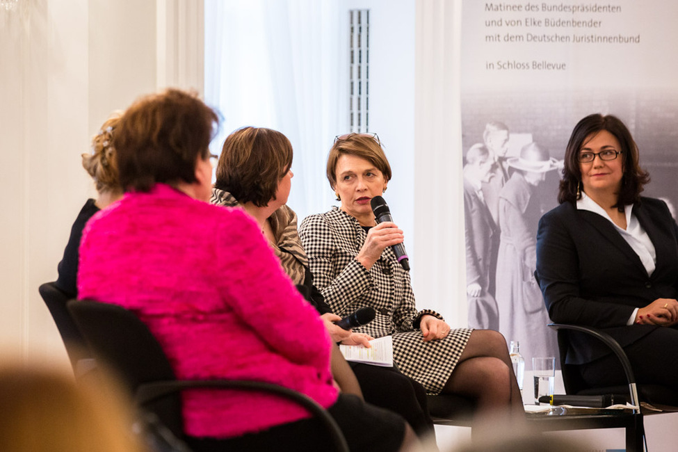 Podiumsdiskussion mit Elke Büdenbender anlässlich der Matinee "100 Jahre Frauenwahlrecht in Deutschland. Parität in der Politik" des Bundespräsidenten und von Elke Büdenbender gemeinsam mit dem Deutschen Juristinnenbund in Schloss Bellevue