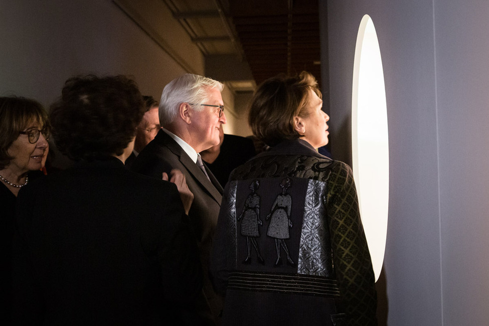 Bundespräsident Frank-Walter Steinmeier und Elke Büdenbender beim Rundgang durch die Ausstellung des Eröffnungsfestivals "100 Jahre Bauhaus" in Berlin