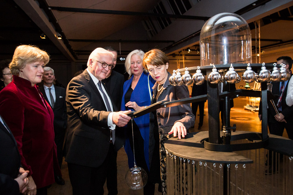 Bundespräsident Frank-Walter Steinmeier und Elke Büdenbender beim Rundgang durch die Ausstellung des Eröffnungsfestivals "100 Jahre Bauhaus" in Berlin