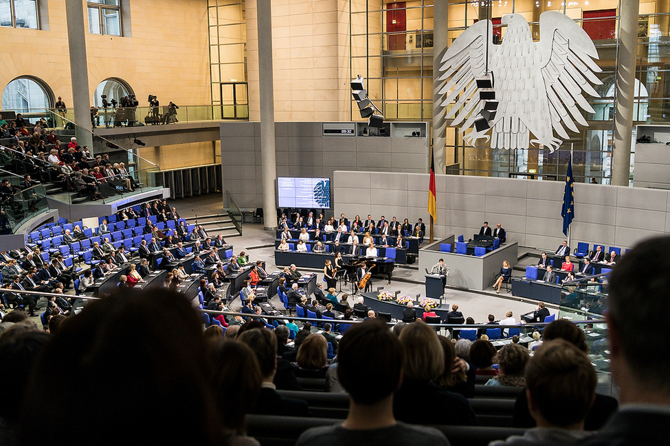 Bundespräsident Frank-Walter Steinmeier und Elke Büdenbender bei der Feierstunde des 100. Jahrestages der Einführung des Frauenwahlrechtes im Plenarsaal des Deutschen Bundestages