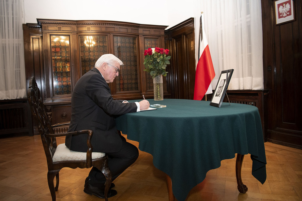 Bundespräsident Frank-Walter Steinmeier hat sich in das Kondolenzbuch zum Tode des Bürgermeisters der Stadt Danzig, Paweł Adamowicz, welches in der Polnischen Botschaft in Berlin ausliegt, eingetragen.