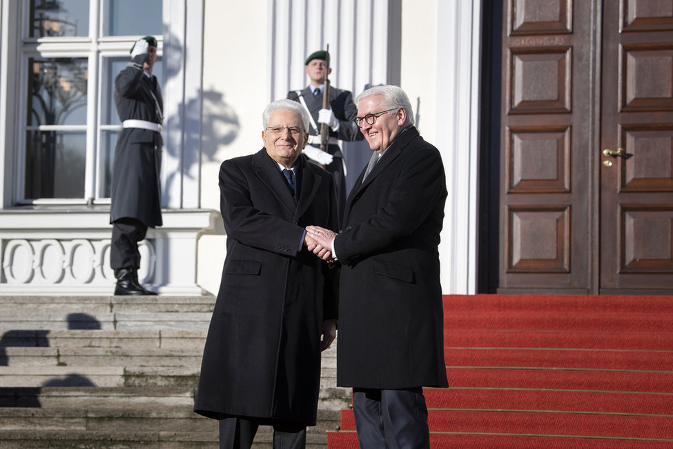 Bundespräsident Frank-Walter Steinmeier begrüßt den Präsidenten der Italienischen Republik, Sergio Mattarella vor Schloss Bellevue