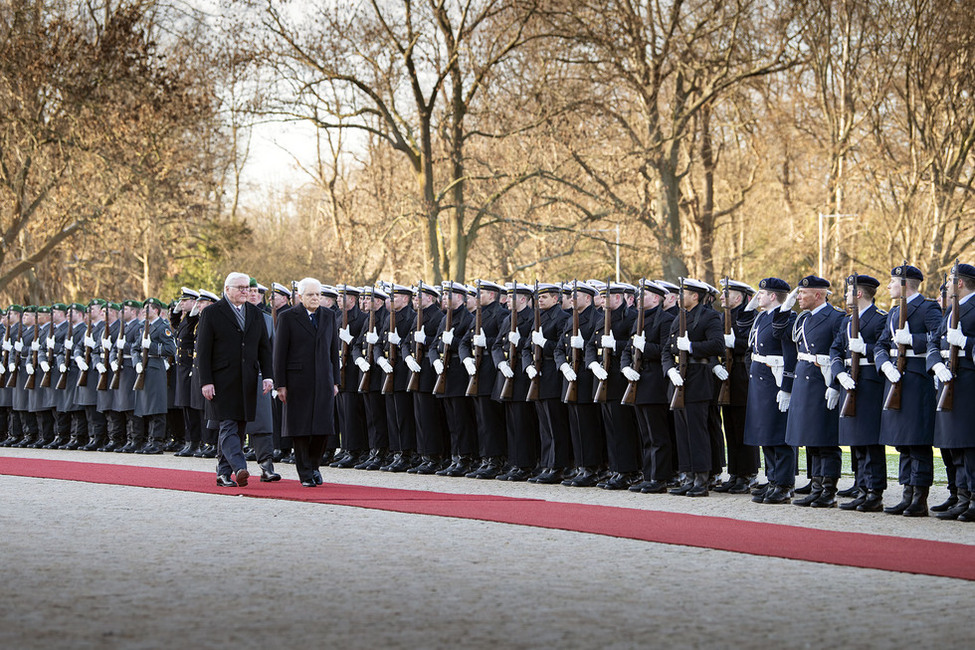 Bundespräsident Frank-Walter Steinmeier begrüßt den Präsidenten der Italienischen Republik, Sergio Mattarella mit militärischen Ehren im Park von Schloss Bellevue