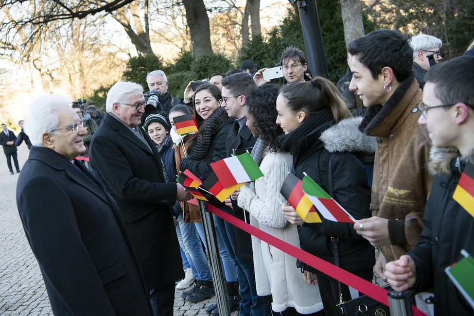 Bundespräsident Frank-Walter Steinmeier und der Präsident der Italienischen Republik, Sergio Mattarella bei der Begegnung mit Schülerinnen und Schülern im Park von Schloss Bellevue