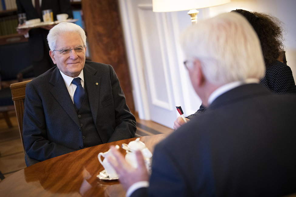 Bundespräsident Frank-Walter Steinmeier im Gespräch mit dem Präsident der Italienischen Republik, Sergio Mattarella in Schloss Bellevue