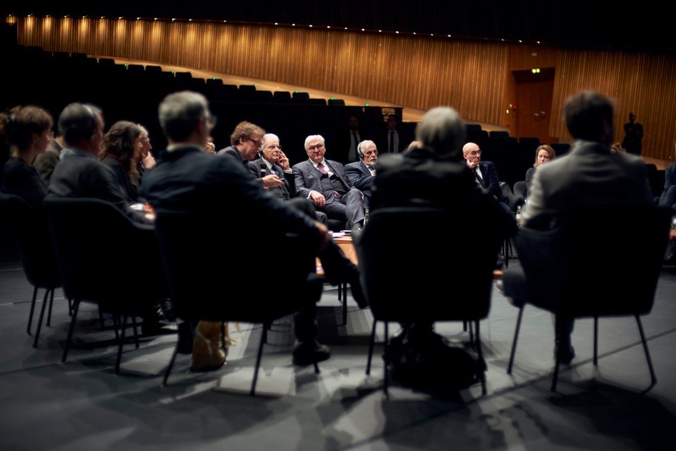 Bundespräsident Frank-Walter Steinmeier im Gespräch mit dem Präsidenten der Italienischen Republik, Sergio Mattarella, sowie Künstlerinnen und Künstlern im Haus der Kulturen der Welt in Berlin
