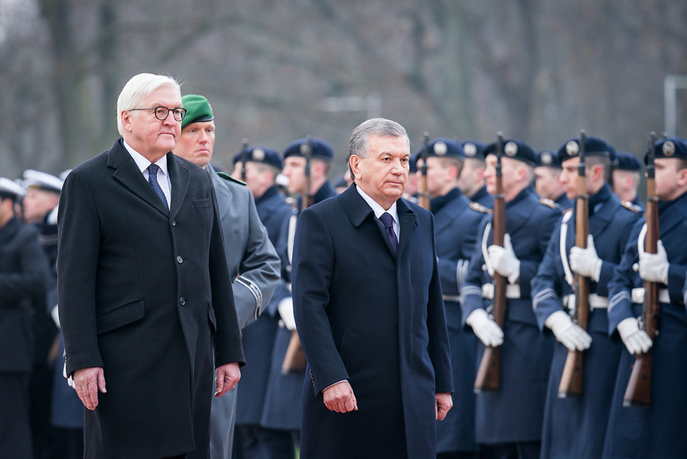 Bundespräsident Frank-Walter Steinmeier zusammen mit dem Präsidenten der Republik Usbekistan, Schawkat Mirsijojew, bei der Begrüßung mit militärischen Ehren im Schlossgarten von Bellevue