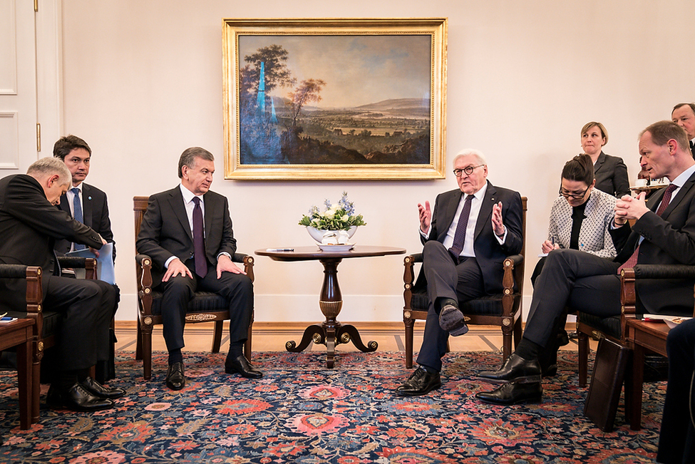 Bundespräsident Frank-Walter Steinmeier zusammen mit dem Präsidenten der Republik Usbekistan, Schawkat Mirsijojew, bei einem Gespräch zusammen mit der Delegation im Amtszimmer von Schloss Bellevue