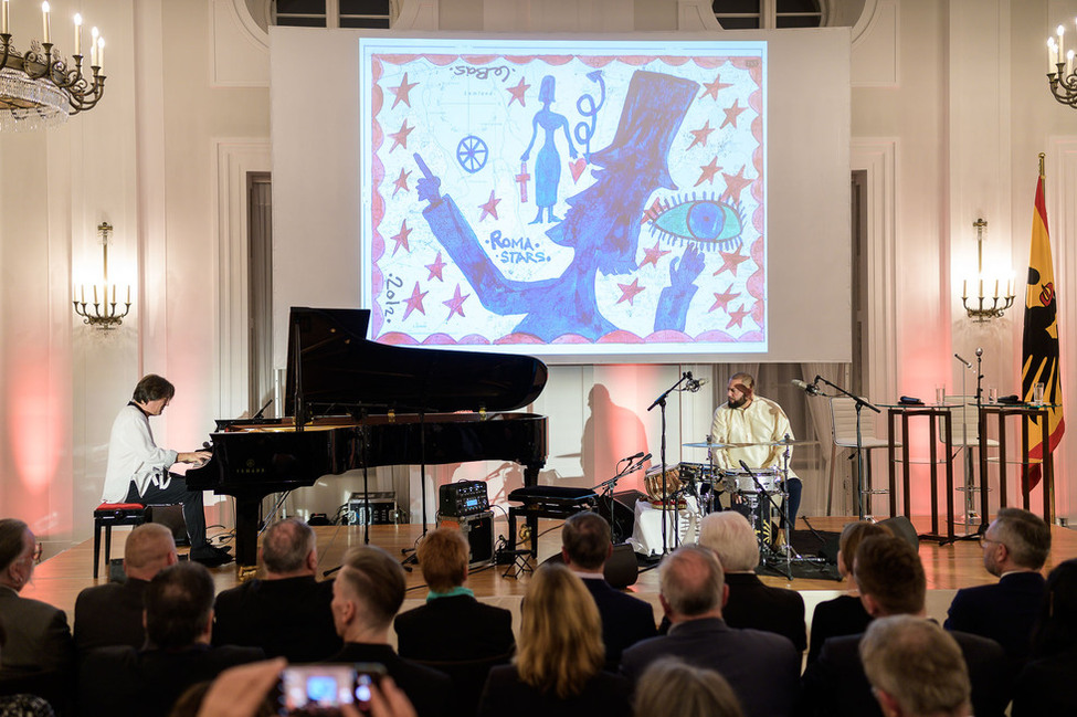 Pianist David Peña Dorantes mit seinem Schlagzeuger Isidro Suarez bei einem Kulturabend mit Musik, Kunst und Literatur der Roma, Sinti und Jenischen im Großen Saal von Schloss Bellevue