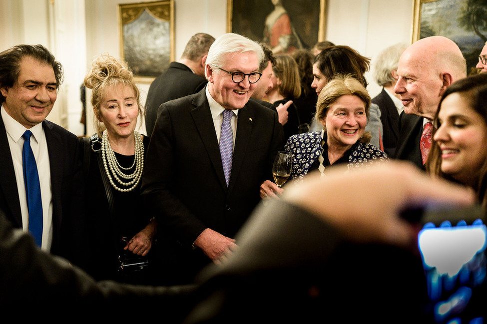 Bundespräsident Frank-Walther Steinmeier bei einem Empfang nach dem Kulturabend mit Musik, Kunst und Literatur der Roma, Sinti und Jenischen in Schloss Bellevue