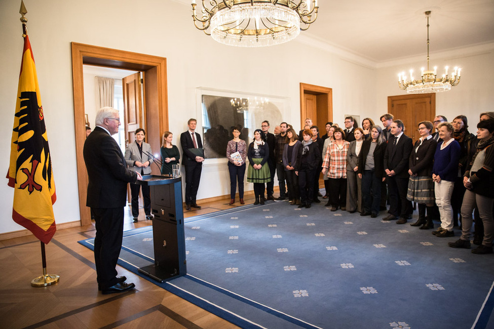 Bundespräsident Frank-Walter Steinmeier hält eine Ansprache vor den Teilnehmern des Programms "Neulandgewinner" der Robert Bosch Stiftung in der Galerie von Schloss Bellevue