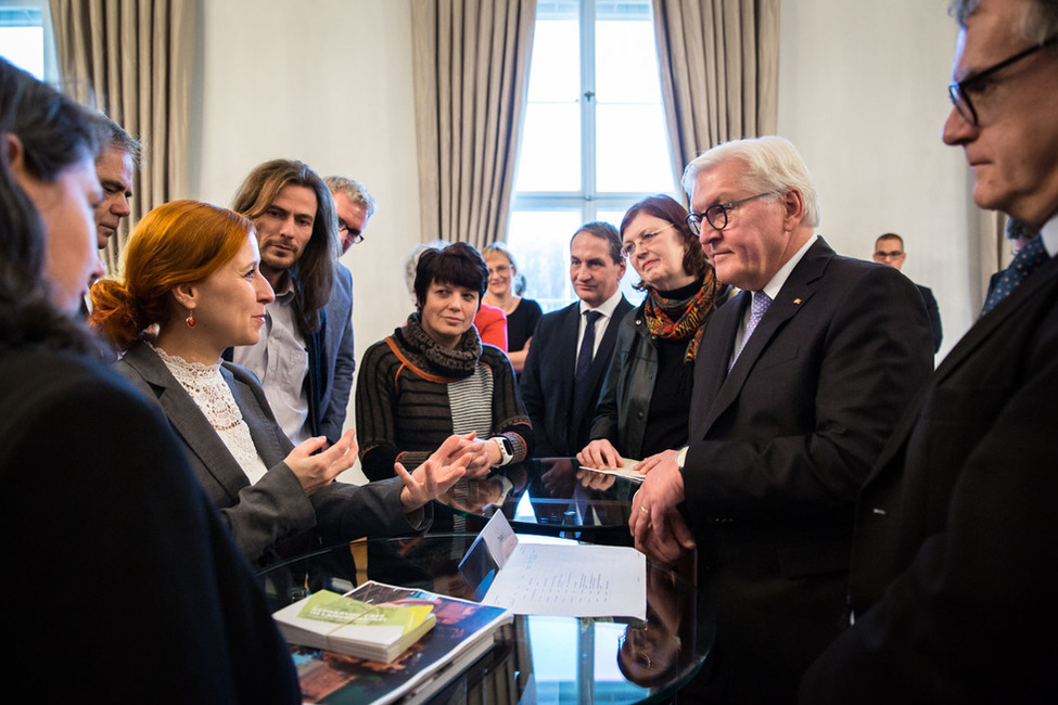 Bundespräsident Frank-Walter Steinmeier im Gespräch zu Projekten in ländlichen Räumen mit Teilnehmern des Programms "Neulandgewinner" der Robert Bosch Stiftung in der Galerie von Schloss Bellevue