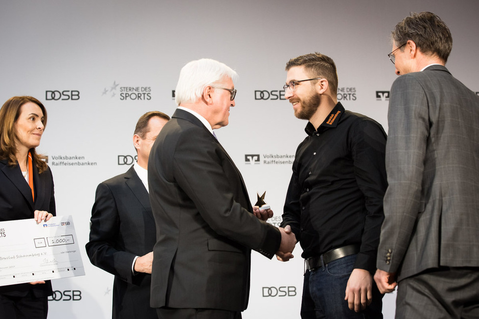 Bundespräsident Frank-Walter Steinmeier bei der Preisverleihung "Sterne des Sports" in Gold 2018 an Pascal Schmidt vom Boxclub Schaumburg in der DZ Bank am Pariser Platz in Berlin