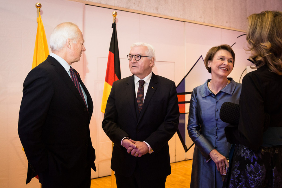 Bundespräsident Frank-Walter Steinmeier und Elke Büdenbender vor dem Festakt zu "300 Jahre Fürstentum Liechtenstein" im Gespräch mit S.D. Fürst Hans-Adam II und I. K. H. Erbprinzessin Sophie von und zu Liechtenstein in Vaduz