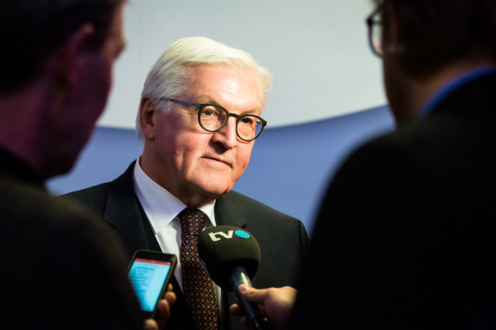 Bundespräsident Frank-Walter Steinmeier im Gespräch mit Journalisten nach dem Festakt zu "300 Jahre Fürstentum Liechtenstein" in Vaduz