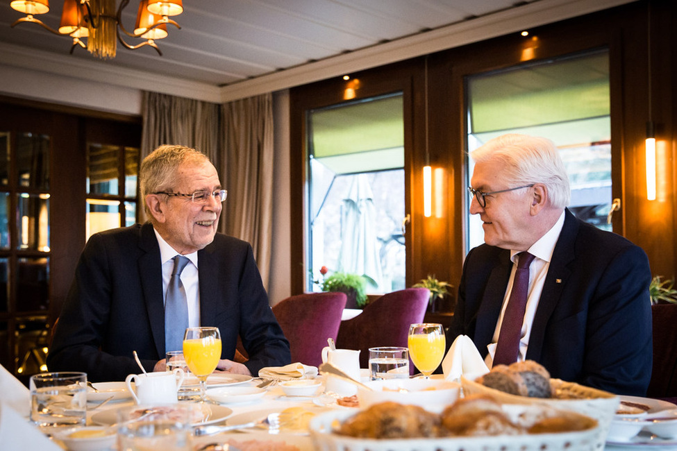 Bundespräsident Frank-Walter Steinmeier im Gespräch mit dem Bundespräsidenten der Republik Österreich, Alexander van der Bellen, in Vaduz anlässlich des Festaktes "300 Jahre Fürstentum Liechtenstein"