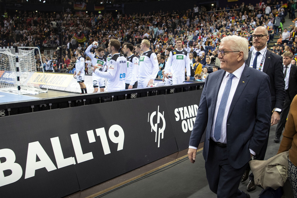 Bundespräsident Frank-Walter Steinmeier beim Halbfinale der Handball-Weltmeisterschaft in der Barclaycard-Arena in Hamburg 